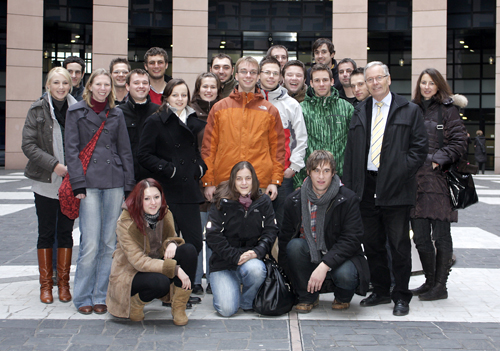 Die Gruppe aus dem Studiengang BWL-Handwerk mit Prof. Dr. Werner Rössle (2. v. r.) und Regine Hersmann (ganz r.) von Studierendensekretariat