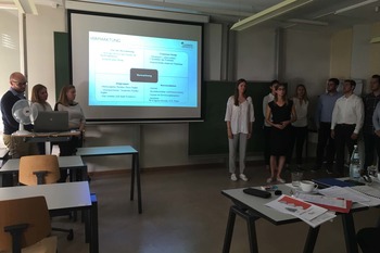 Studierende bei Projekt-Präsentation