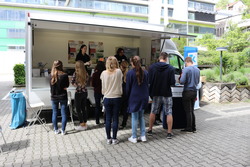 Studierende am Smoothie-Stand der TK