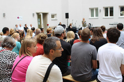 Besucher beim Hoffest