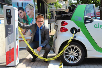 Till Surek, Initiator der Solarstromtankstelle, an der Zapfsäule.