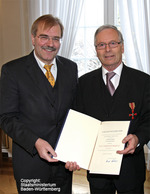 Verleihung des Verdienstkreuzes an Prof. Dr. Werner Rössle durch Staatssekretär Hubert Wicker