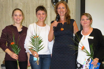 von links nach rechts: Absolventinnen Anja Dienersberger, Christina Fahrner, Cornelia Cantiani mit Studiendekanin Simon (2.v.li.)