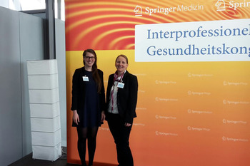 Caroline Hahn und Ulrike Kienle (v.l.) beim 5. Interprofessionellen Gesundheitskongress