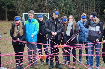 Ein Teil der Studierenden bei einer Teambuilding-Übung im Freien.