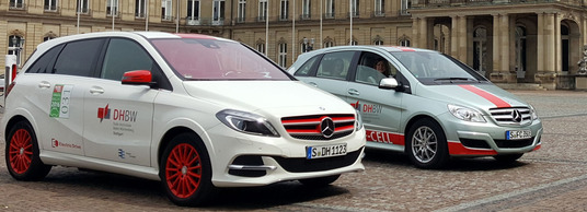 s Triple eCar (vorne) und das Brennstoffzellenfahrzeug der DHBW Stuttgart