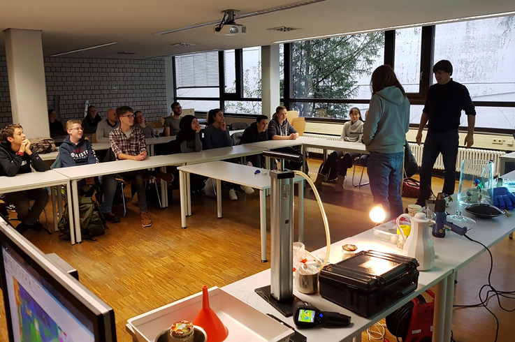 Schülerinnen und Schüler bei der Schüler-Ingenieur-Akademie an der DHBW Stuttgart.