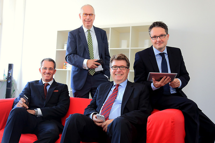 Frank Wendelstorf, Regional Director Business Sales, Vodafone D2 GmbH; Prof. Dr. Bernd Müllerschön, Prorektor und Dekan Fakultät Wirtschaft, DHBW Stuttgart; Prof. Dr. Uwe C. Swoboda, Studiengangsleiter BWL-Dienstleistungsmanagement, DHBW Stuttgart; Alexander Herrmuth, Spezialist New Technologies, Vodafone D2 GmbH (v.l.n.r.)