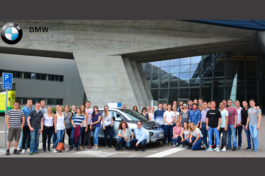 Logistik-Studierende mit Studiengangsleiterin Prof. Dr. Beate Sieger Hanus und Studiengangsleiter Prof. Dr. Dirk Hartel (kniend vor dem Auto) Quelle: Ricarda Hofmann