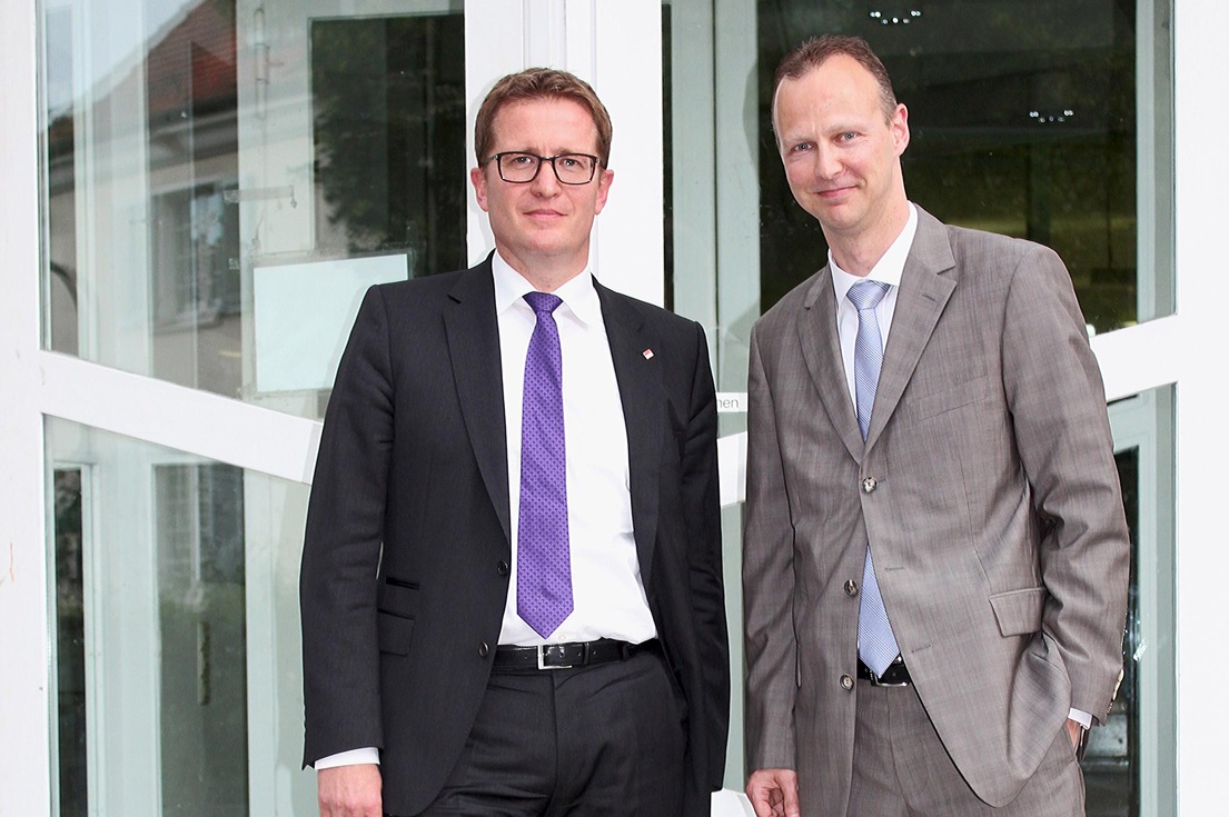 Bernd Hertweck (links im Bild), Vorstandsvorsitzender der Wüstenrot Bausparkasse AG und Mitglied des Management Boards der Wüstenrot & Württembergische-Gruppe (W&W) und Prof. Dr. Detlef Hellenkamp, Studiengangsleiter BWL-Bank an der DHBW Stuttgart