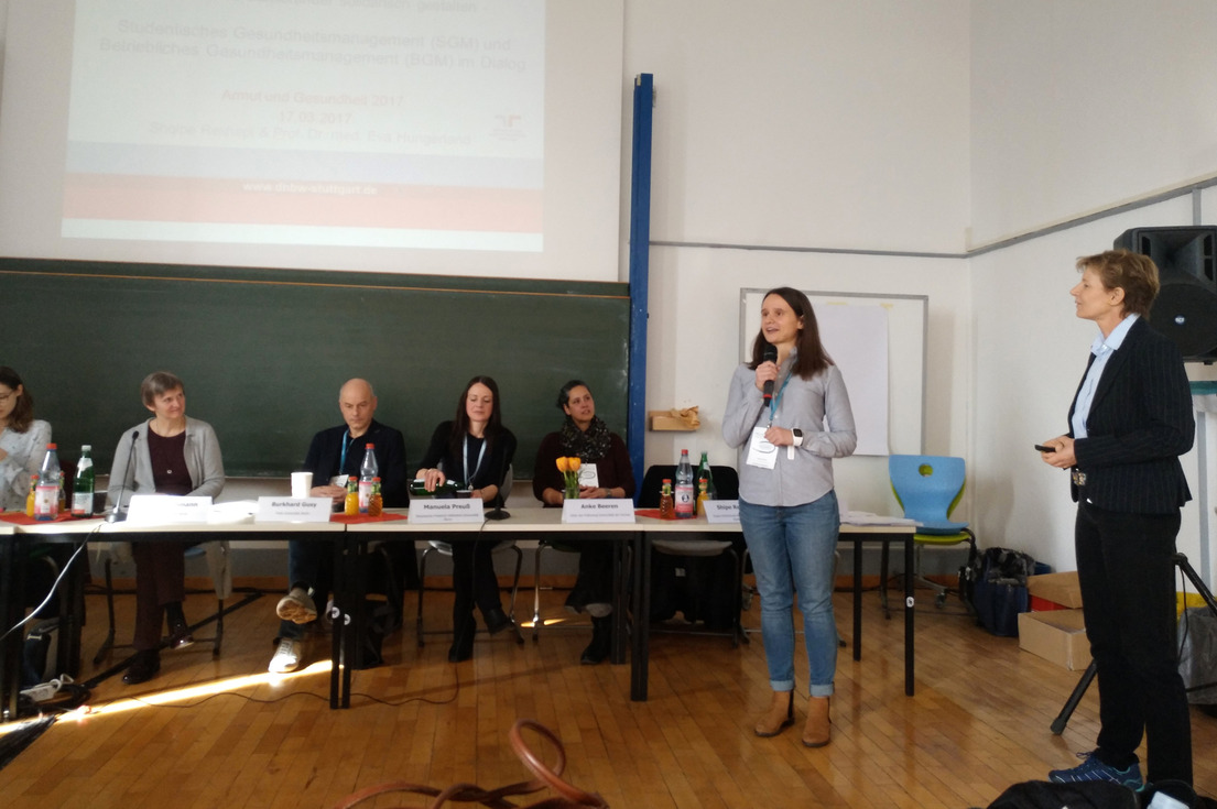 Studentin Shqipe Rexhepi (links) und Prof. Dr. med. Eva Hungerland präsentieren zum Thema „Studierendengesundheit“ auf dem Public Health-Kongress in Berlin.