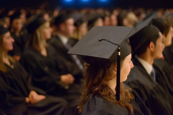 Absolventinnen und Absolventen bei der Bachelors' Night der Fakultät Wirtschaft der DHBW Stuttgart.