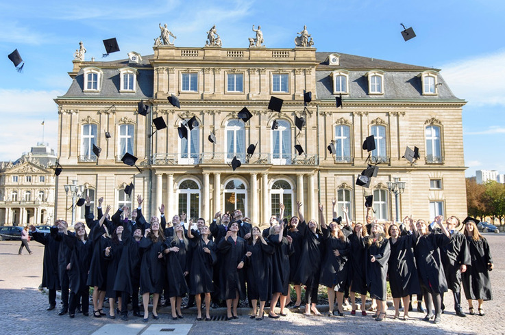 Absolventinnen und Absolventen des „Master in Business Management“ an der DHBW Stuttgart vor dem neuen Schloss.