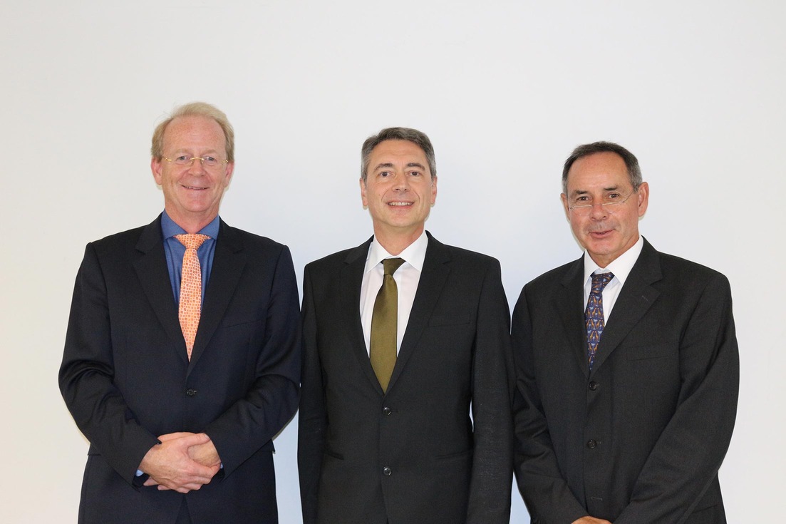 Michael Pfeffer (Malerwerkstätten Heinrich Schmid GmbH & Co. KG), Vorsitzender des Örtlichen Hochschulrats der DHBW Stuttgart (links) und Prof. Arnold van Zyl, Präsident der DHBW (rechts) gratulieren Prof. Dr. Joachim Weber (Mitte) zur Wiederwahl als Rektor der DHBW Stuttgart.