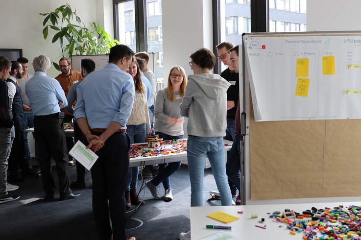 Die Studierenden konnten bei der bridingIT GmbH in einem skalierten Lego-Scrumworkshop Wirkungsweise und notwendige Regeln der Agilität praktisch erfahren.