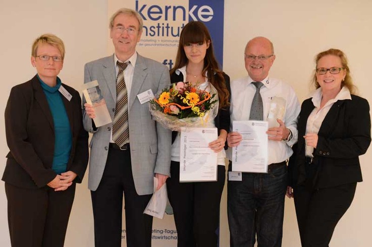 v.r. Frau Dr. Kernke (Verbandsvorsitzende ZeMark Med), Mitte Laura Heinnickel, sowie andere Preisträger des diesjährigen ZeMark Med Award