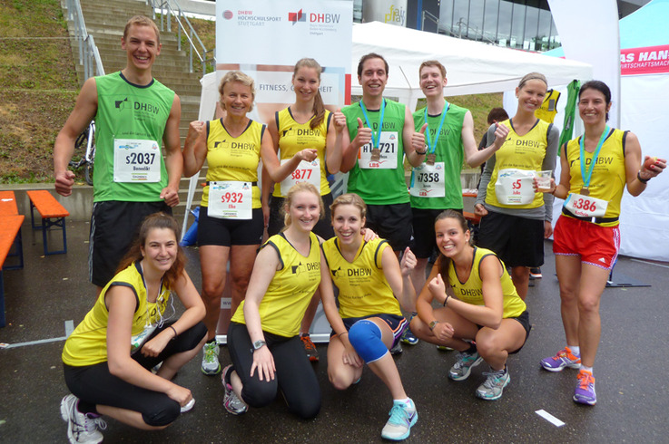 Läuferinnen und Läufer der DHBW Stuttgart nach dem Stuttgart-Lauf 2014.