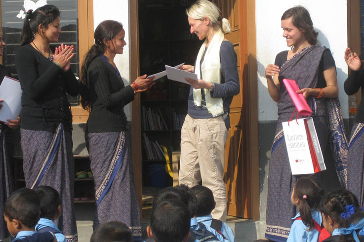 Doris Kupferschmidt, Leiterin des ZIK,  übergibt den Lehrerinnen der ASHA Primary School ihre Zertifikate der DHBW Stuttgart.