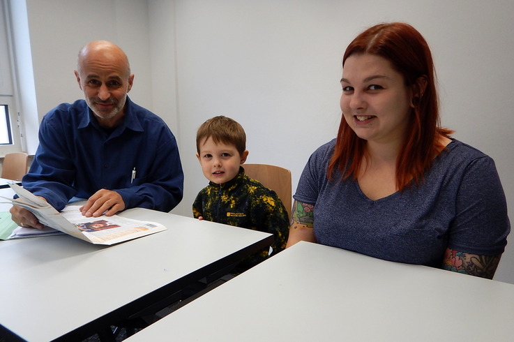 Prof. Andreas Faßler, Ph.D. mit der Studierenden Rebecca Smith und ihrem Sohn Frank bei der wöchentlich stattfindenden Discussion Group