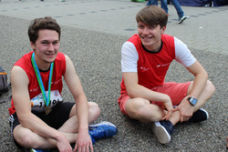 Julius Niedworok (li) Max Weißer (re) erholen sich nach dem Halbmarathon