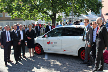 Prof. Reinhold Geilsdörfer, Prof. Dr. Joachim Weber, Wilfried Porth, Dr. Nicola Schelling, Till Surek, Prof. Dr. Ing. Harald Mandel, Prof. Dr. Dirk Reichardt (v.l.n.r) mit dem Triple-E-Car