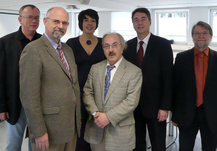 V.l.n.r.: Prof. Dr. Hans Gutzmann (Präsident der DGGPP), Prof. Dr. Rolf Hirsch (Präsident der DAGPP). Hinten von li nach re: Dr. Manfred Koller (Vorsitzender der AG), Prof. Dr. Susanne Schäfer-Walkmann (SGL Soziale Arbeit im Gesundheitswesen), Prof. Dr. Joachim Weber (Rektor DHBW Stuttgart), Prof. Dr. Günter Rieger (Dekan Fakultät Sozialwesen).