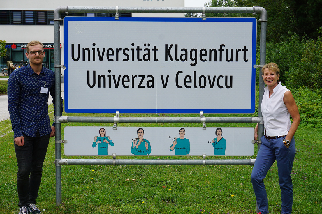 Jonathan Uricher (links) und Prof. Dr. med. Eva Hungerland (rechts) von der DHBW Stuttgart auf der 3-Länder-Tagung Gesundheitsförderung in Klagenfurt