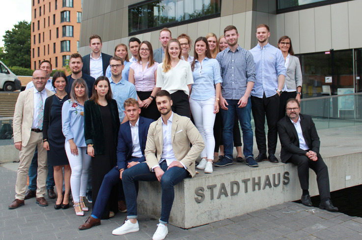 Studiengang BWL-Handel vorm Stadthaus in Ostfildern zur Ergebnispräsentation