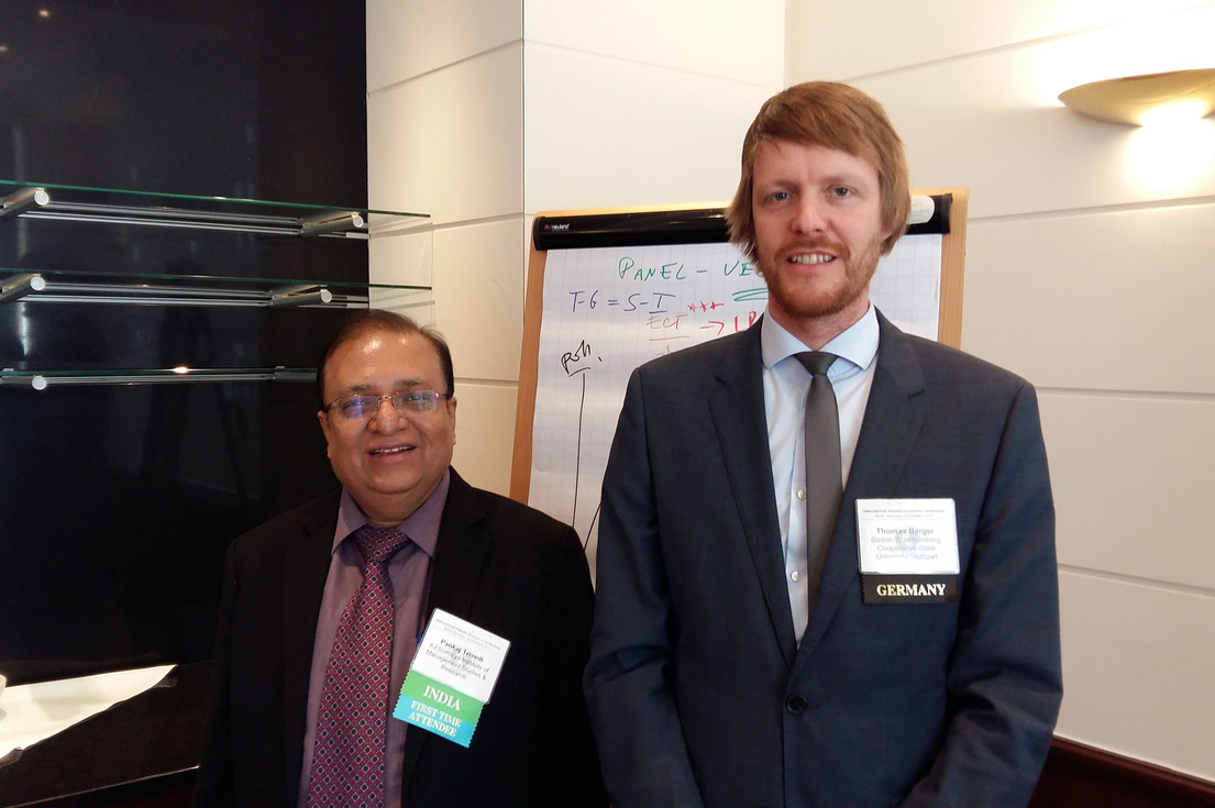 Prof. Dr. Thomas Berger und Prof. Dr. Pankaj Trivedi auf der Konferenz der International Atlantic Economic Society in Berlin