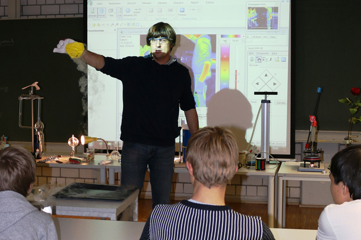 Prof. Dr. Andreas Griesinger präsentiert den stickstoffgekühlten Luftballon