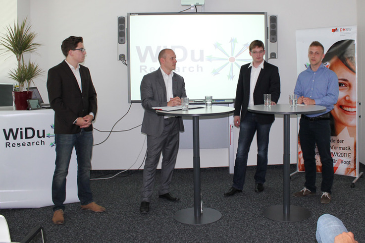 Björn van Laak mit Prof. Dr. Markus Vogt, Patrick Schwarz sowie Denny Kolling bei der Projektpräsentation (v.l.n.r.).