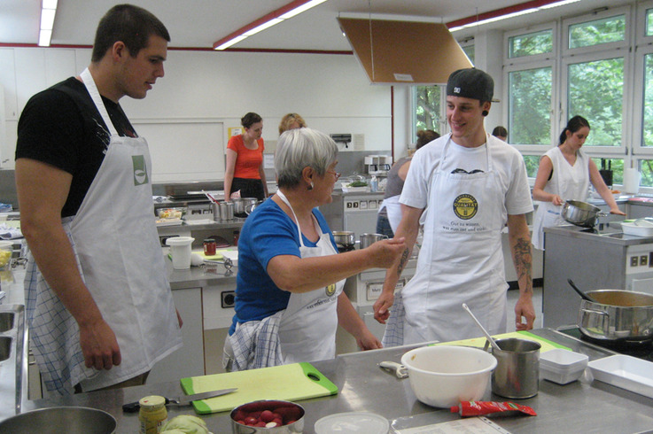 Zwei Studenten bekommen Profi-Tipps von Susanne Schumacher, hauswirtschaftliche Betriebsleiterin im Ernährungszentrum