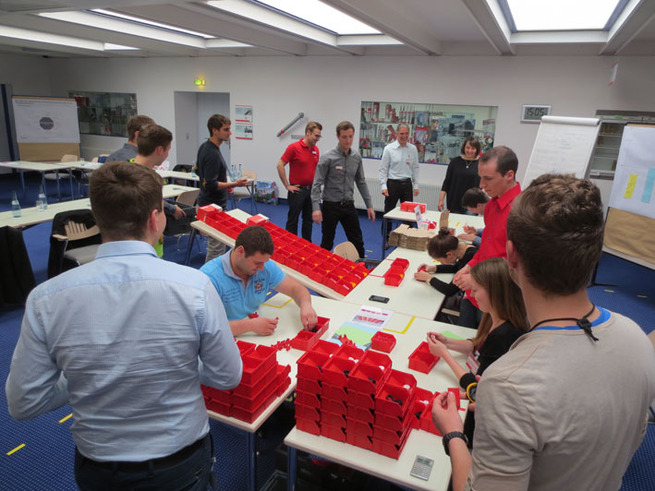 Studierende bei den fischerwerken