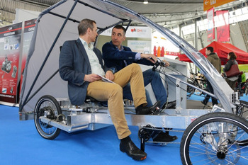 Prof. Mandel und Cem Özdemir MdB mit dem EduMotion-Fahrzeug auf der i-mobility-Messe