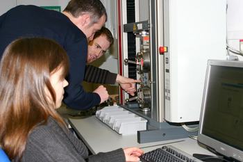 Studierende im Labor Werkstoffkunde