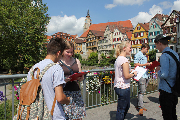 Studierende des Studiengangs BWL-Handel bei der Passantenbefragung