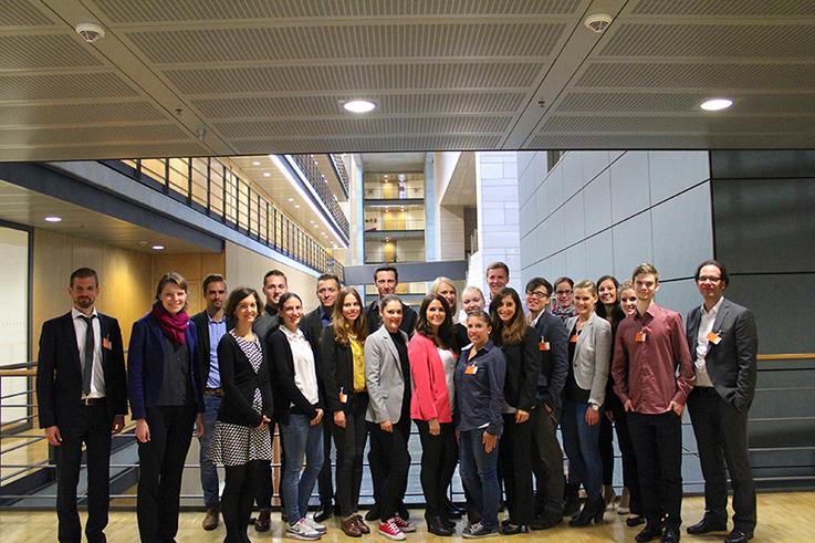 Die Studierenden mit Prof. Dr. Marc Kuhn (ganz links) im Bundestag in Berlin.