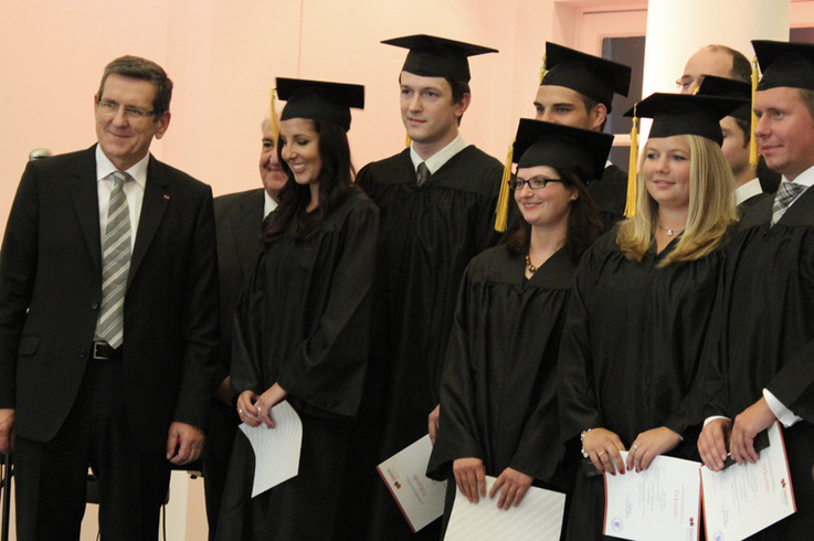 Absolventen des Masterstudiengangs "Banking & Finance" bei der Graduierung.