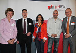 v.l.n.r.: Dr. Meister-Scheufelen, Kanzlerin der DHBW; Prof. Dr. Weber, Rektor der DHBW Stuttgart; Prof. Dr. Renner, Mitglied des Vorstands der DHBW; Dominik Kuhn, Regisseur, Autor und Sprachkünstler; Prof. Dr. Müllerschön, Prorektor und Dekan Fakultät