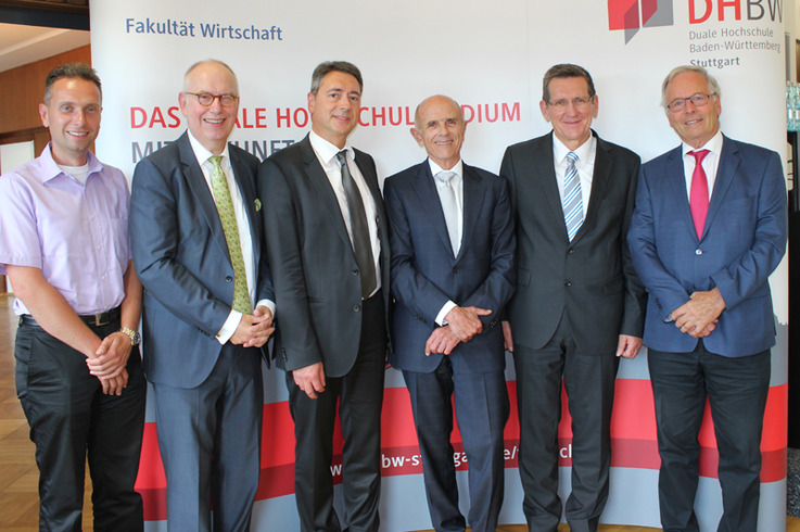 Prof. Dr. Knittel, Studiengangsleiter BWL-Handwerk, Prof. Dr. Müllerschön, Prorektor und Dekan Fakultät Wirtschaft, Prof. Dr. Weber, Rektor DHBW Stuttgart, Dr. Schmid, Heinrich Schmid Systemhaus GmbH & Co. KG, Prof. Geilsdörfer, Präsident DHBW, und Prof. Dr. Rössle, ehemaliger Studiengangsleiter BWL-Handwerk (v.l.n.r.)