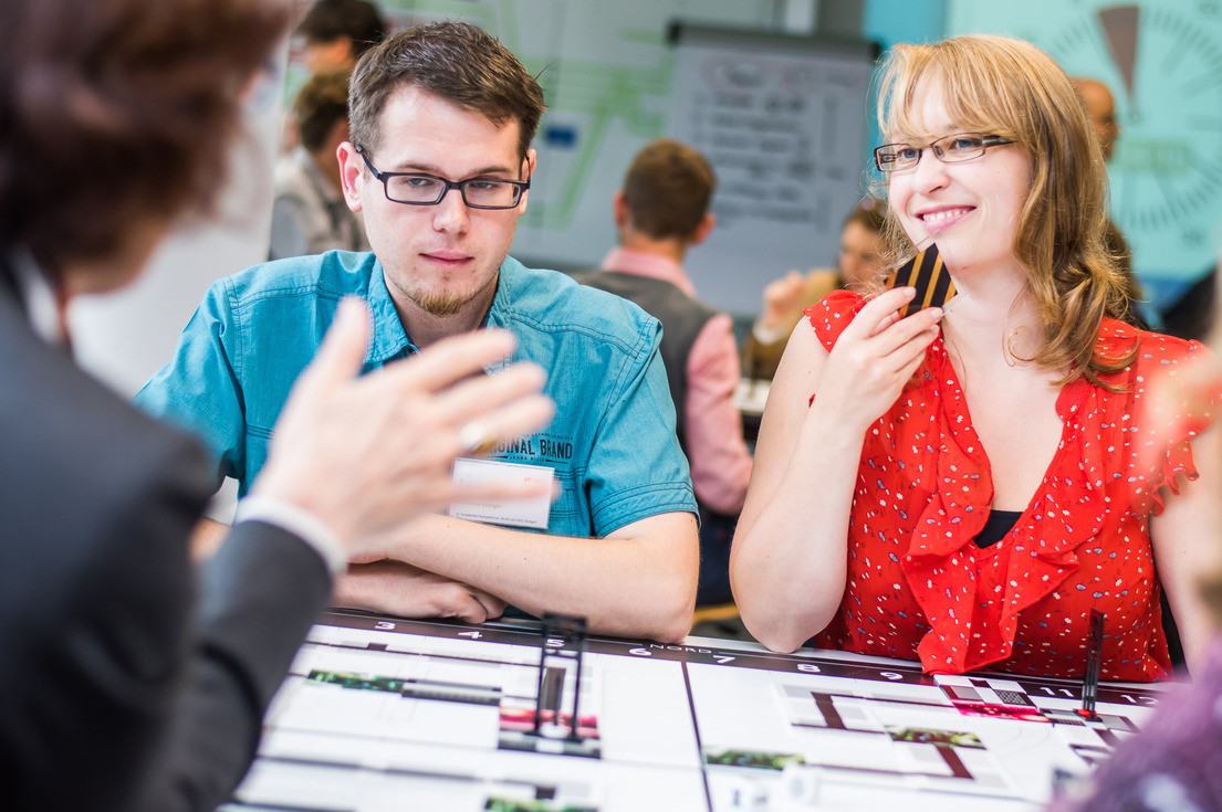 Teilnehmer des Europäischen Planspielforums bei einem Planspiel zu Prozessmanagement und Organisationsentwicklung