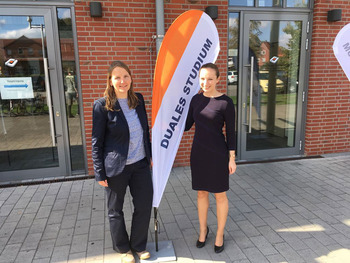 Ulrike Kienle und Cornelia Zeller auf der Konferenz „Zukunft Duales Studium“ der Hochschule Osnabrück (Foto v. li. nach re.)