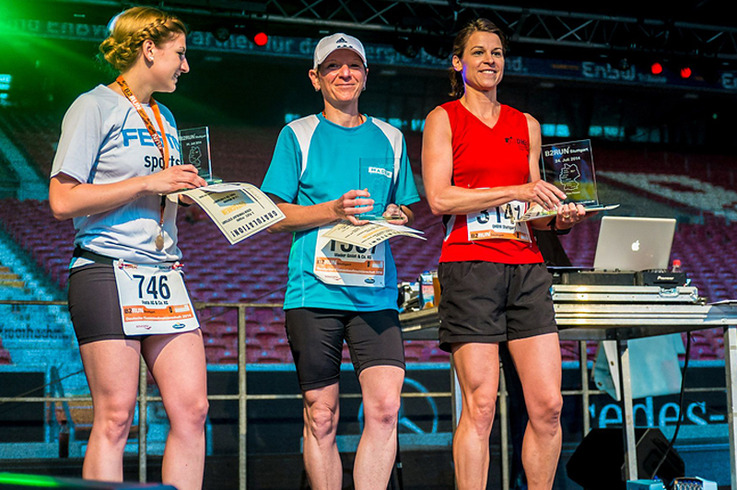 Karin Beck (rechts) auf dem 1. Platz bei der Siegerehrung des B2RUN. (Bild:7visuals.com / Florian Gerlach)