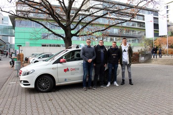 Studierende des Maschinenbaus sind mit der Elektro-B-Klasse unterwegs.