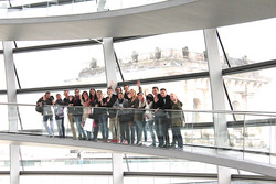 Absolventinnen und Absolventen bei einem Gruppenfoto auf der Wendeltreppe der Kuppel