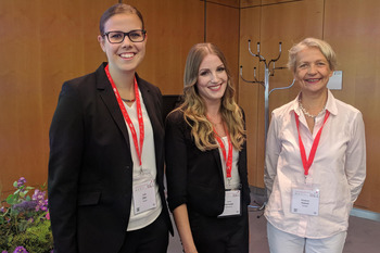 (von links nach rechts:) Frau Leah Dörr, Frau Laura Hanneder, Frau Prof. Dr. Elisabeth Holoch