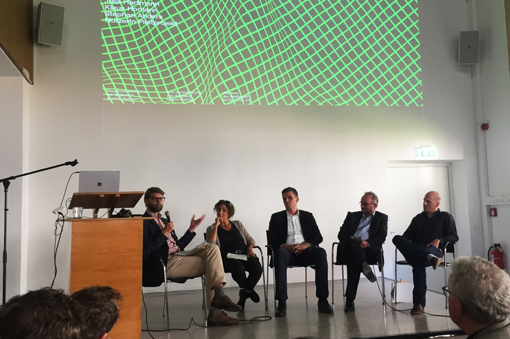 Moderator Achim Schröer auf dem Podium mit Julia Hartmann, Dr. Stephan Anders, Prof. Dr. Klaus Homann und Dominik Kreitschmann (v.l.n.r.).