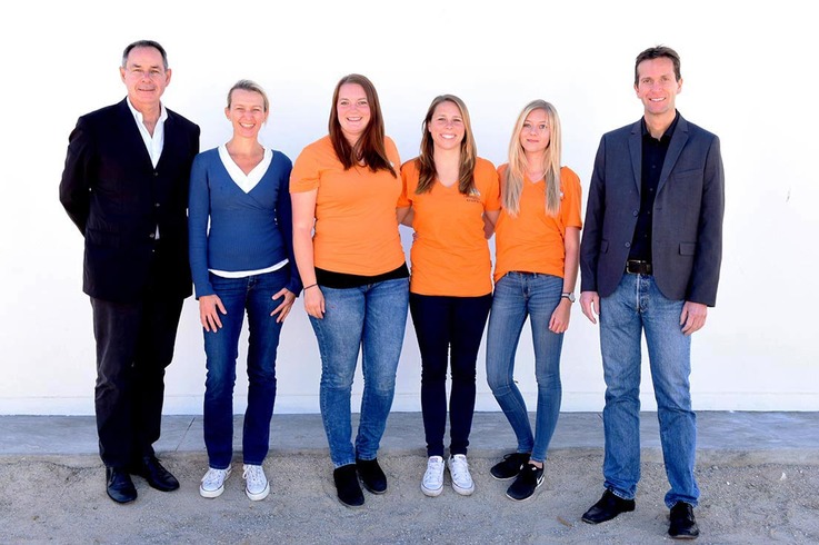 Prof. van Zyl (Präsident DHBW), Doris Kupferschmidt (Leiterin Zentrum für Interkulturelle Kompetenz, DHBW Stuttgart),  Cathleen Kwiatkowski (Absolventin DHBW Stuttgart), Katharina Hege (Studentin DHBW Stuttgart), Julia Mathews (Studentin DHBW Stuttgart), Prof. Stefan Krause (Dekan Fakultät Sozialwesen, DHBW Stuttgart) (v.l.n.r.).