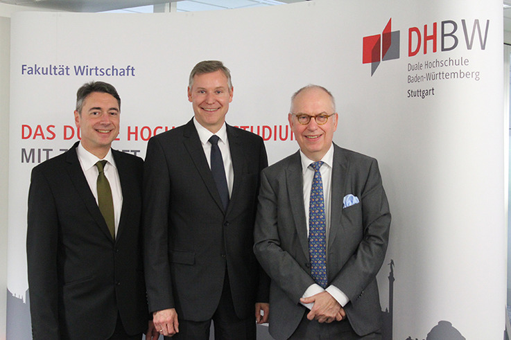 v.l.n.r. Prof. Dr. Joachim Weber, Rektor der DHBW Stuttgart. Christoph Bohn, Personalvorstand der HALLESCHE. Prof. Dr. Bernd Müllerschön, Prorektor und Dekan der Wirtschaftsfakultät