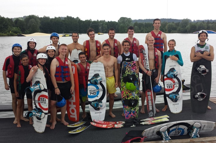 Studierende mit Wasserski und Wakeboards.